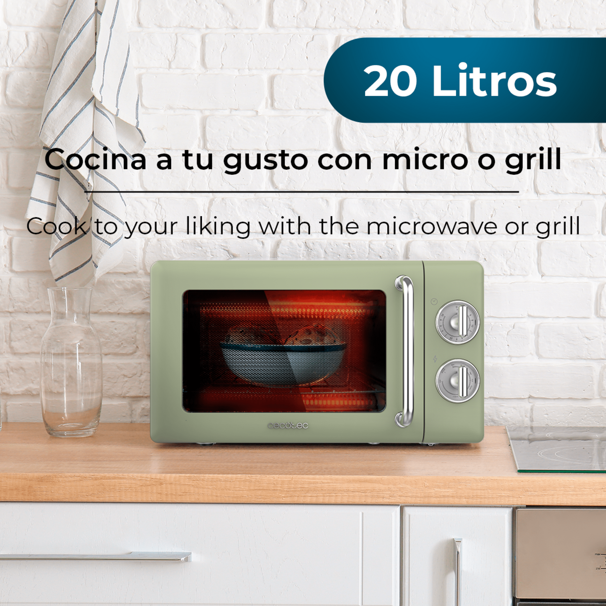 Un horno microondas verde con un cuenco dentro, sobre una encimera de madera.