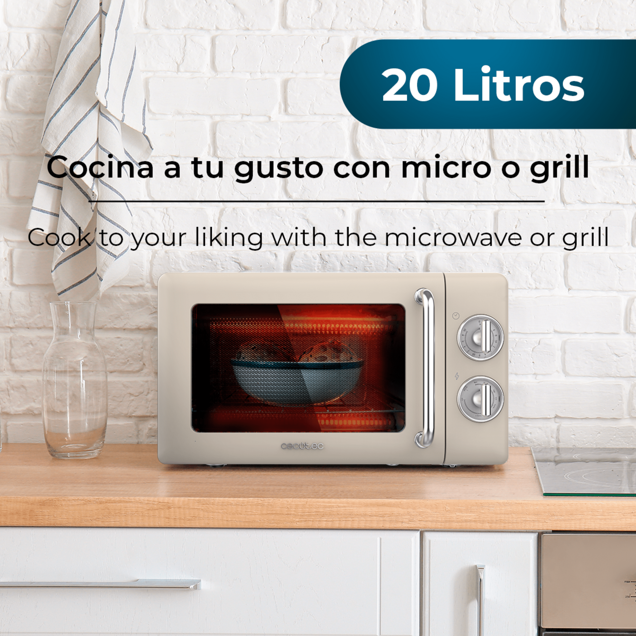 Un microondas beige con un cuenco azul dentro. Está sobre una encimera de madera.