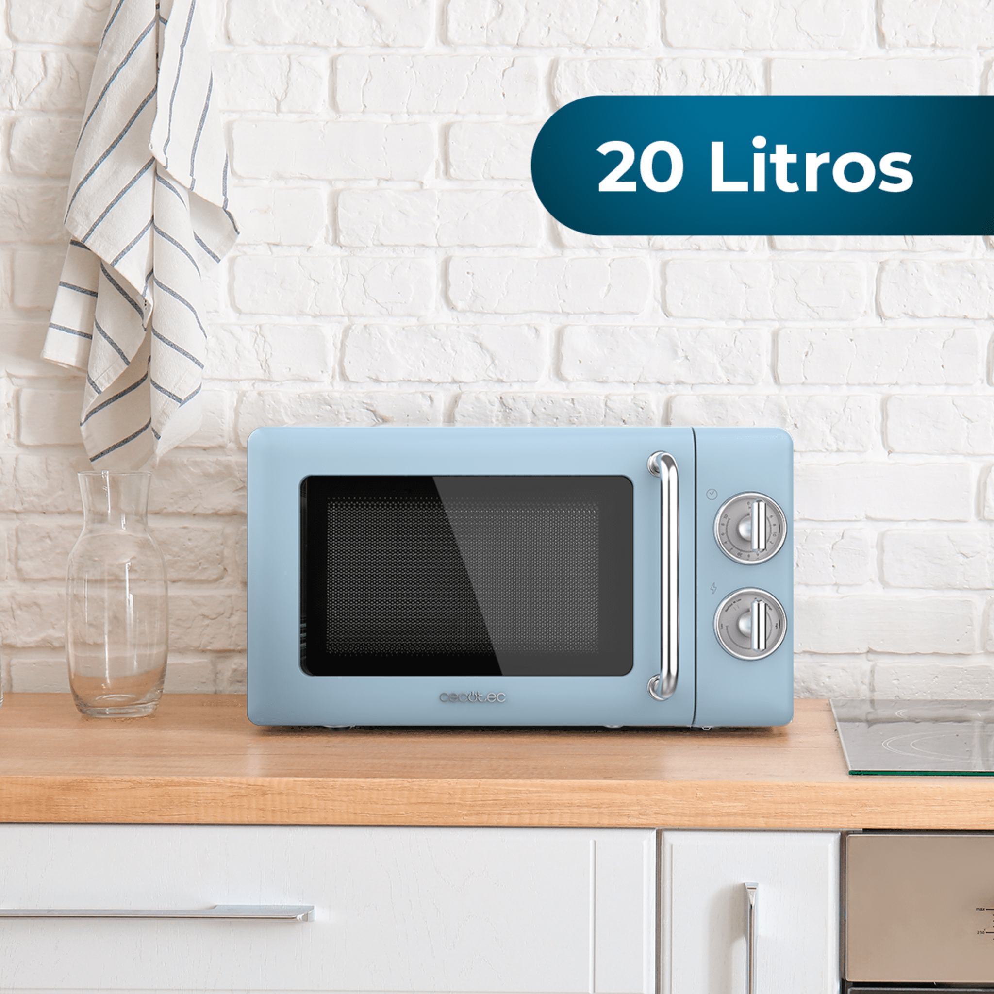 Un horno de microondas azul claro sobre una encimera de madera en una cocina.