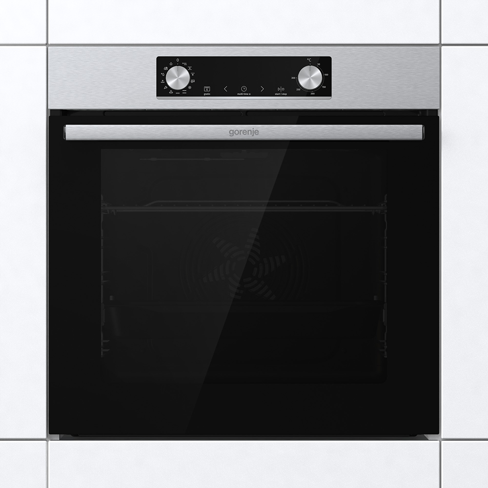 Rozsdamentes acél sütő fekete ajtóval és gorenje logóval. Vezérlők és kijelző felül.