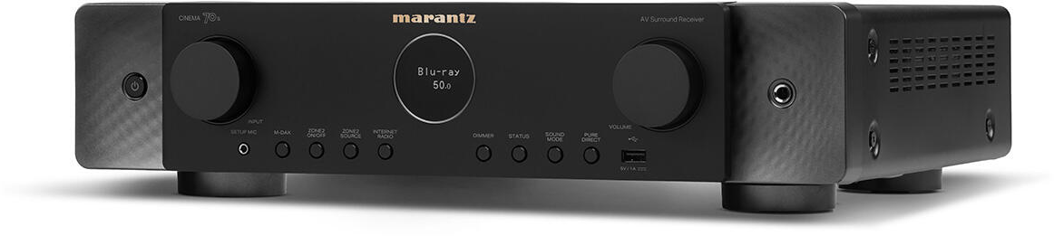 Schwarzer Marantz AV-Sound-Receiver. Er hat Knöpfe und einen Bildschirm, mit weißem Hintergrund.