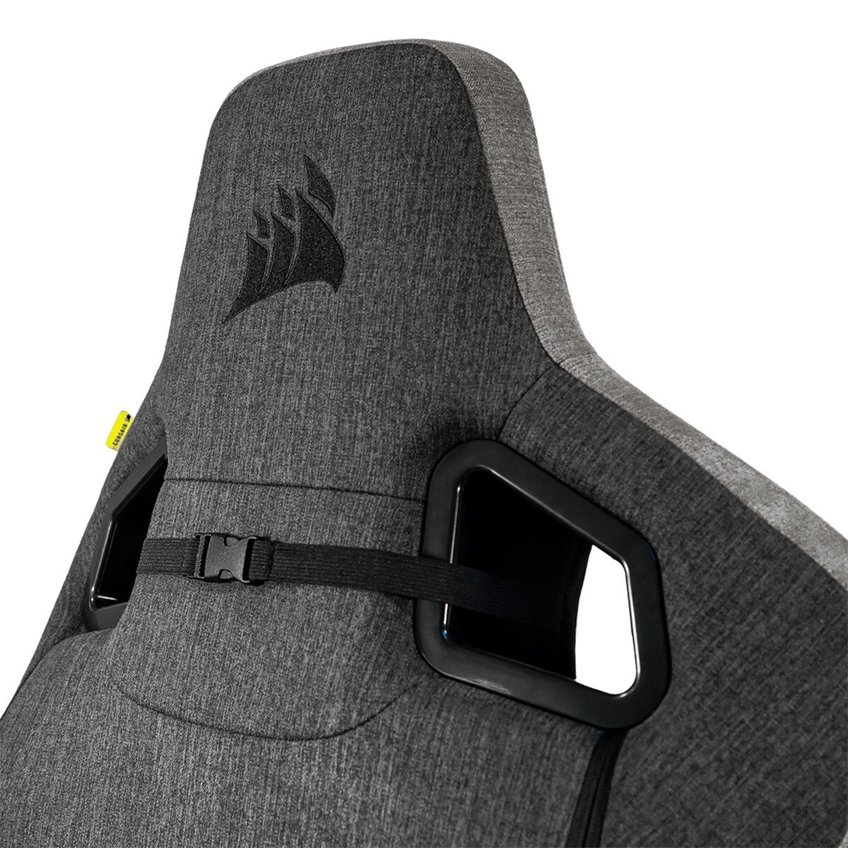 Primer plano del respaldo de una silla gamer gris y negra con logo y correa.