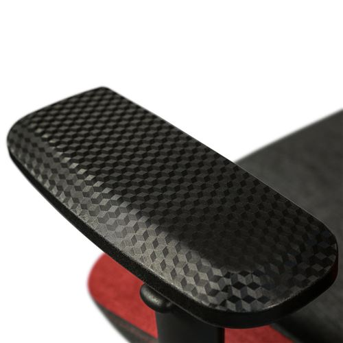 Primer plano de un reposabrazos negro de silla gaming con un patrón texturizado.