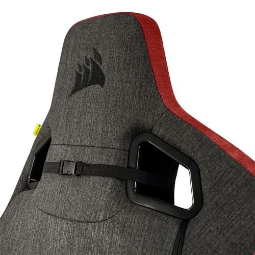 Primer plano del respaldo de una silla de gaming gris y roja, con el logo de Corsair.