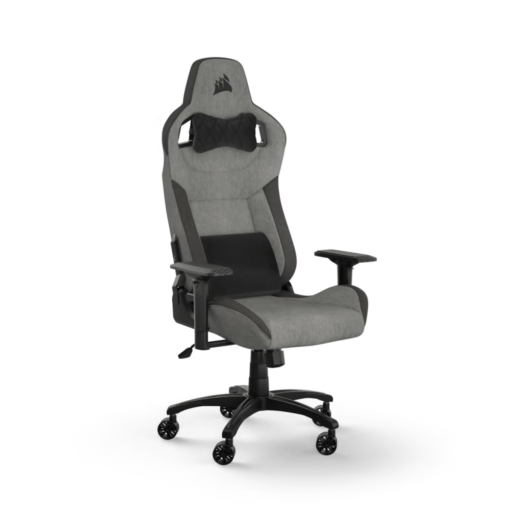 Silla gaming con asiento gris y respaldo, reposacabezas y reposabrazos negros, sobre fondo negro.