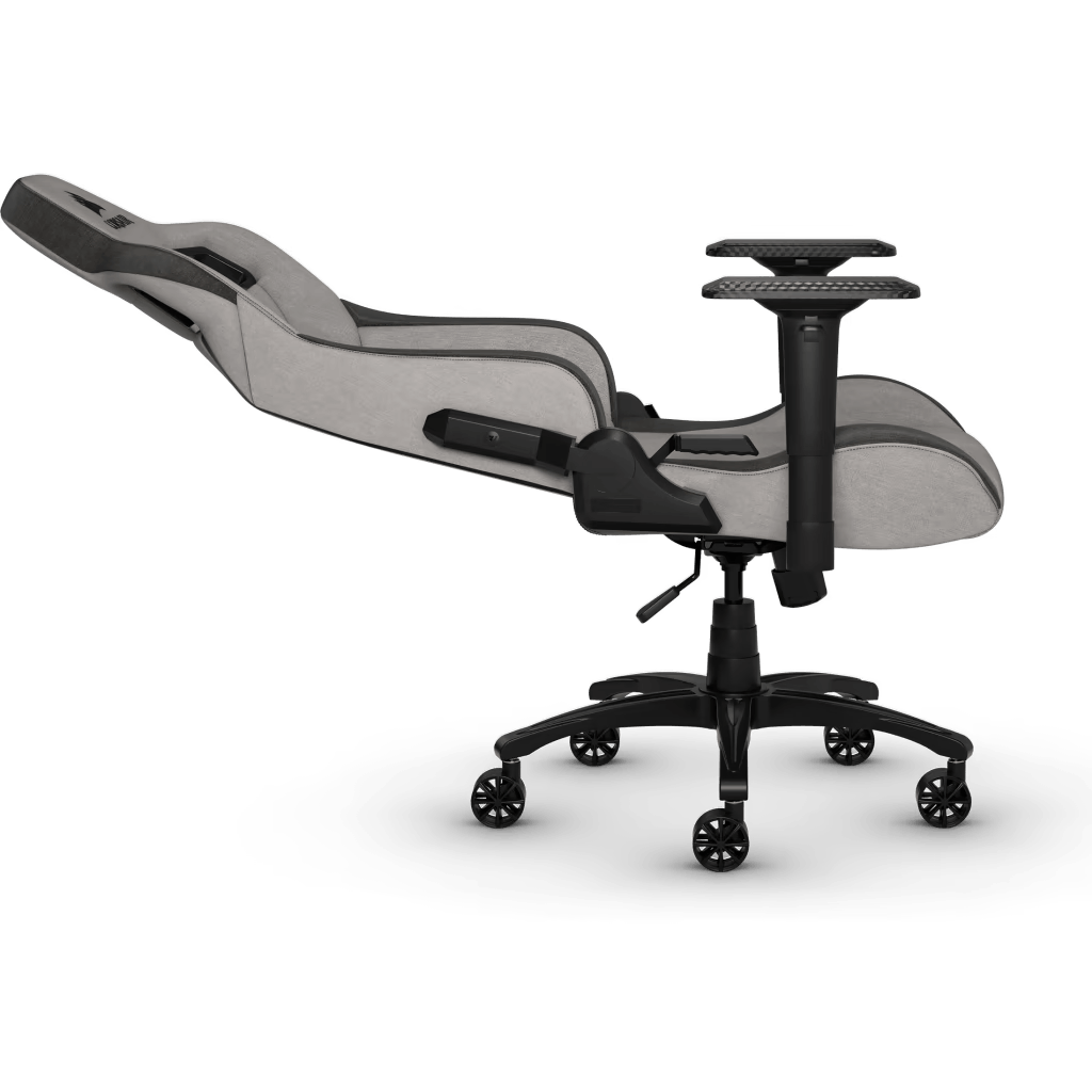 Silla gaming, gris claro con detalles negros, vista en ángulo. Base negra con ruedas. Fondo negro.