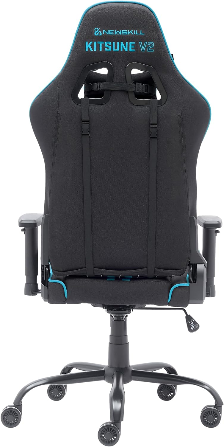 Vista trasera de una silla gaming negra y azul turquesa. La silla tiene ruedas y base negra. Logo visible.