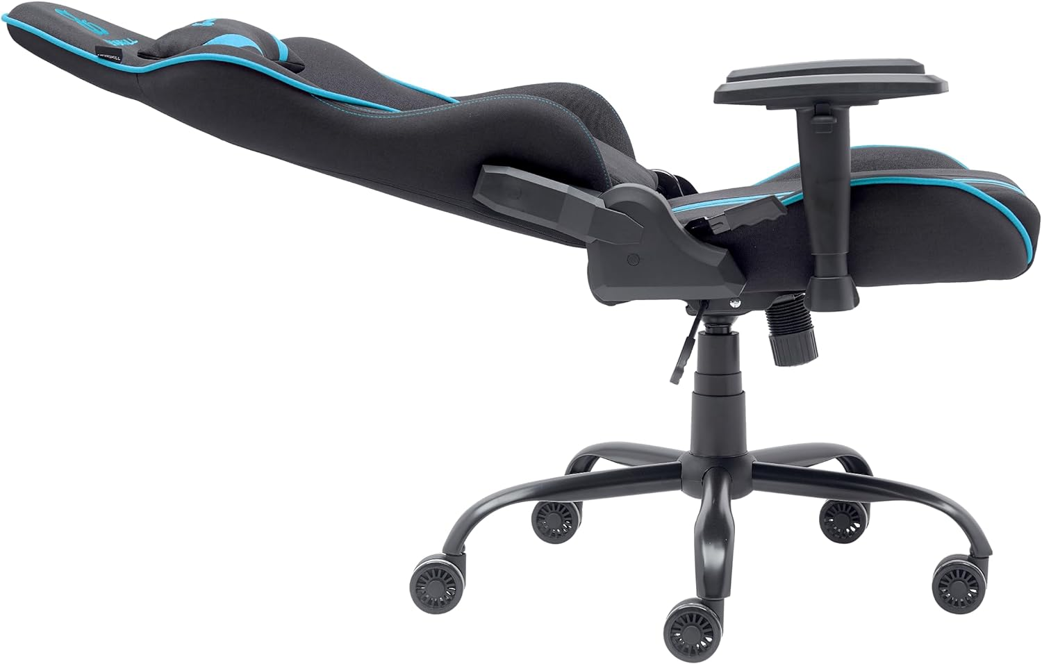 Silla gamer negra y verde azulado, respaldo inclinado, sobre ruedas.