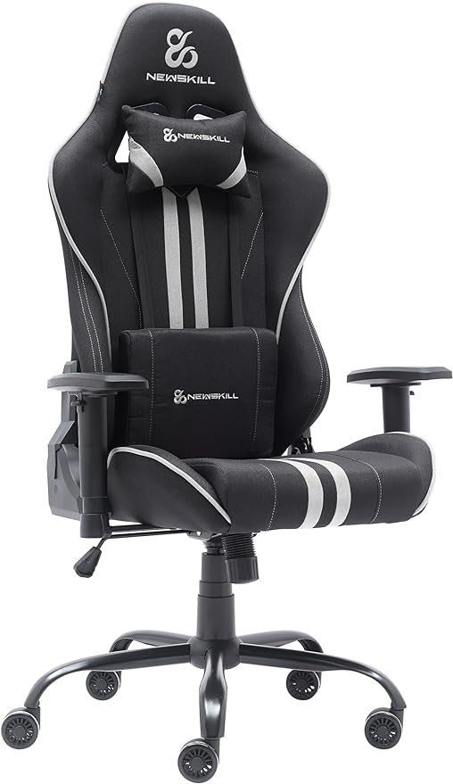 Una silla gamer en blanco y negro. Tiene reposacabezas, soporte lumbar, reposabrazos y base de cinco ruedas.