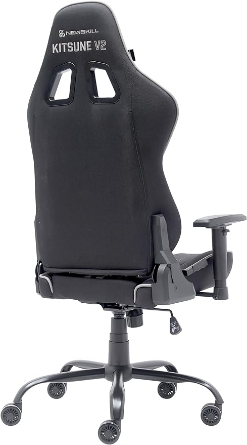 Silla gaming negra, vista trasera. El respaldo muestra el logo, silla con ruedas y reposabrazos.