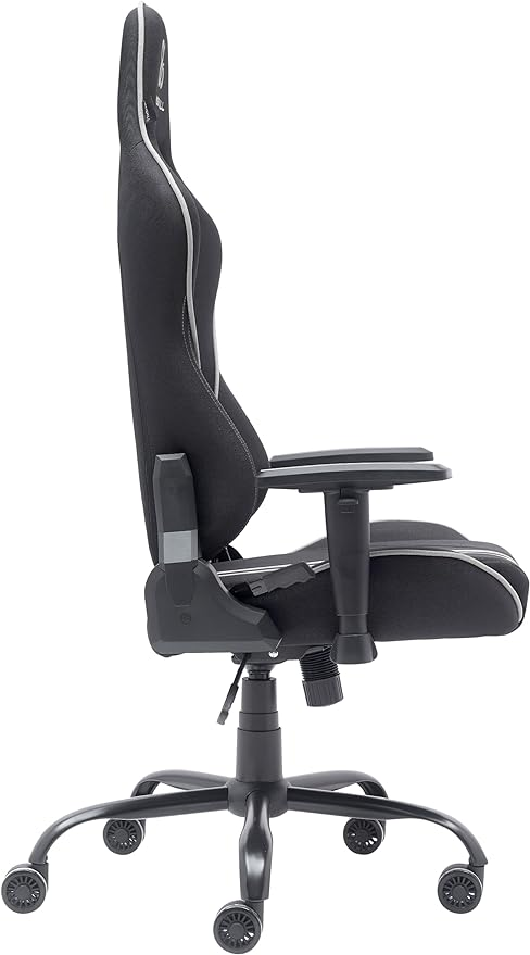 Silla de juego negra y gris. Es una vista lateral. Tiene respaldo alto, reposabrazos y ruedas. Fondo blanco.