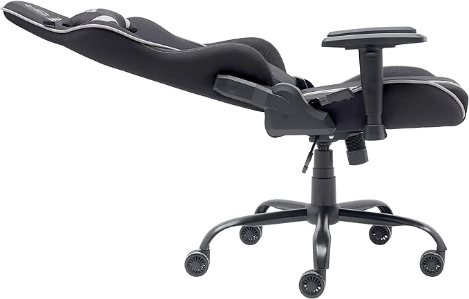 Silla gaming negra, respaldo inclinado, reposabrazos y ruedas. La silla está sobre un fondo blanco.