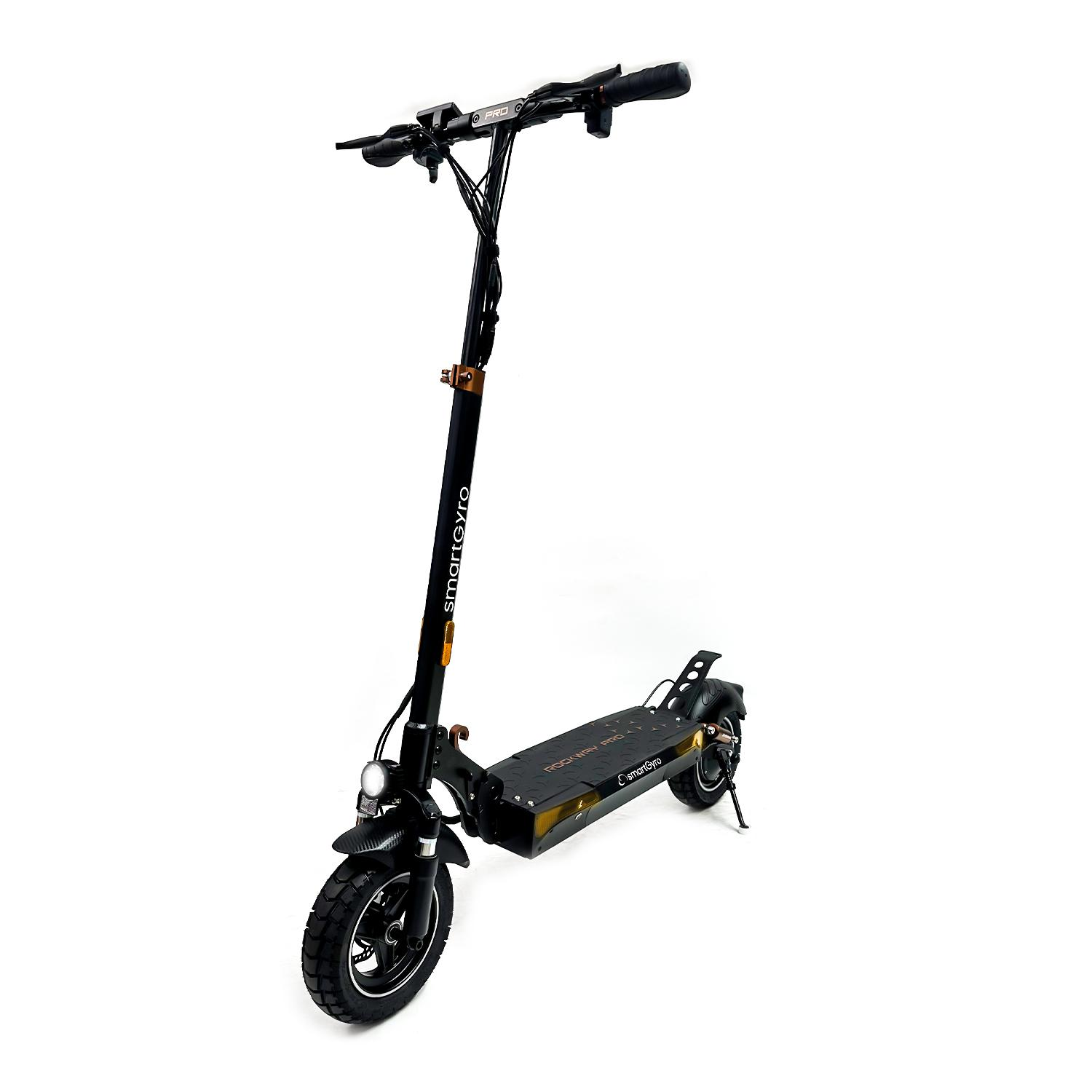 Scooter eléctrico negro con detalles en naranja. Fondo blanco, foto del producto.