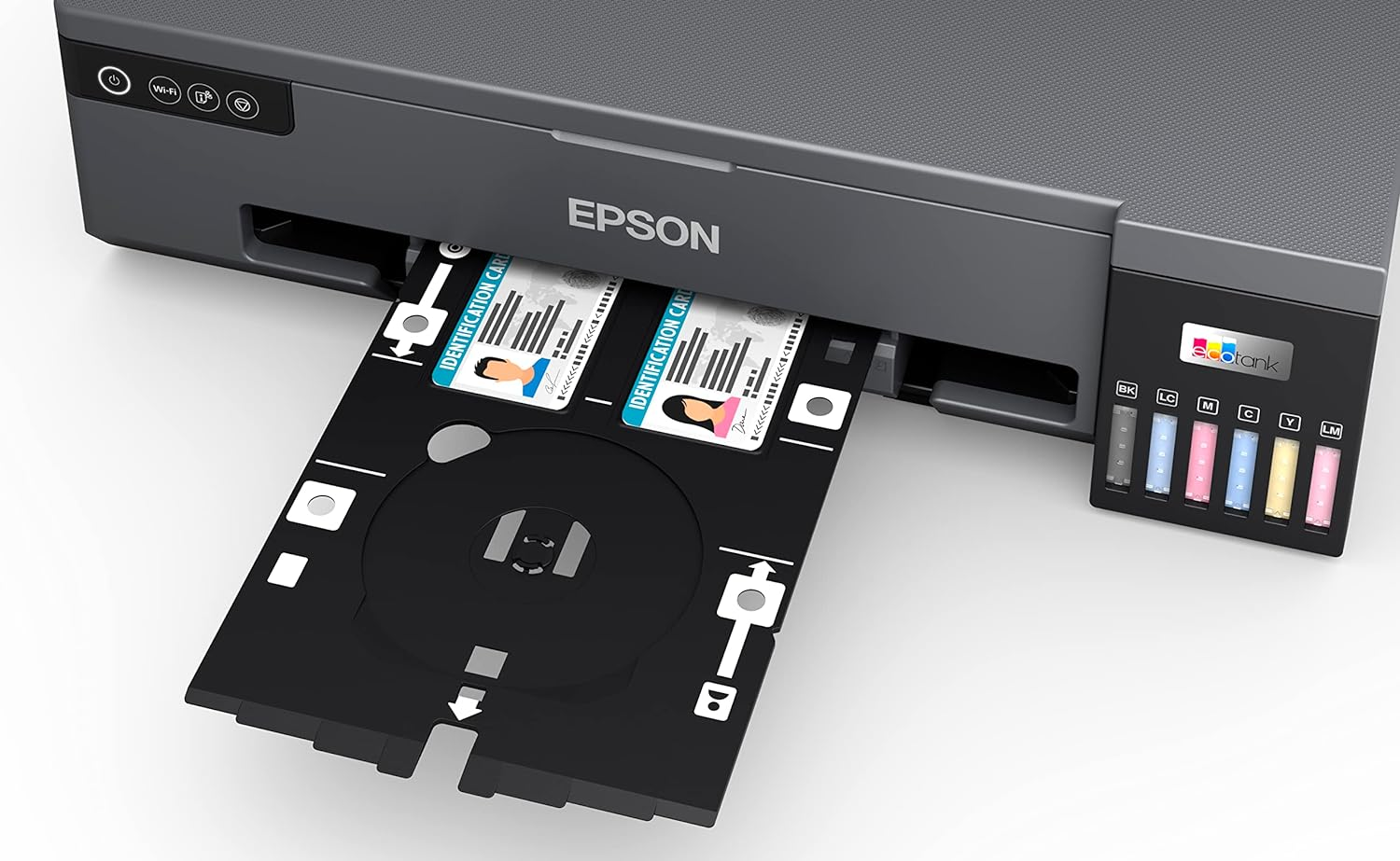 Impresora Epson con tarjetas de identificación en la bandeja. Esquema de color negro y gris. Fondo blanco.