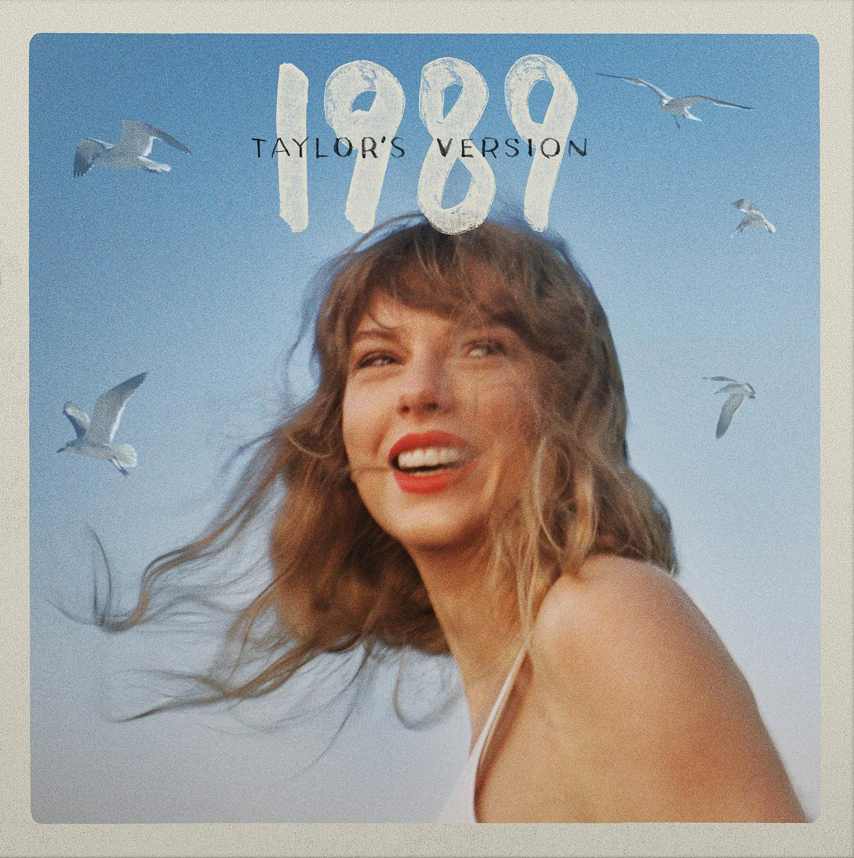 Taylor Swift Albumcover. Sie lächelt mit roten Lippen vor blauem Himmel mit Möwen. Text: 1989.