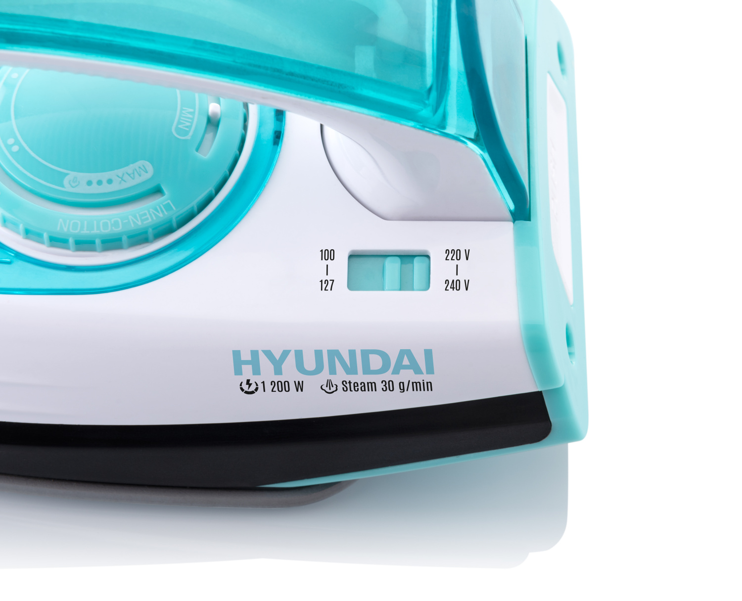 Egy fehér és türkiz vasaló közeli képe. A vasalón a szöveg HYUNDAI, 1200 W és Steam.