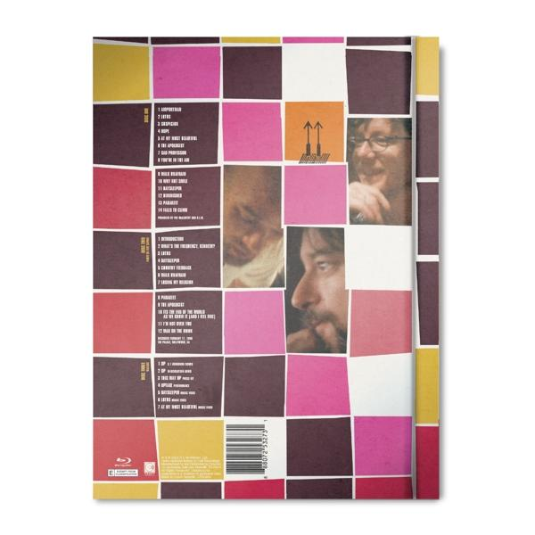 Rückseite einer CD-Hülle mit bunten Quadraten, Fotos und Titelliste.