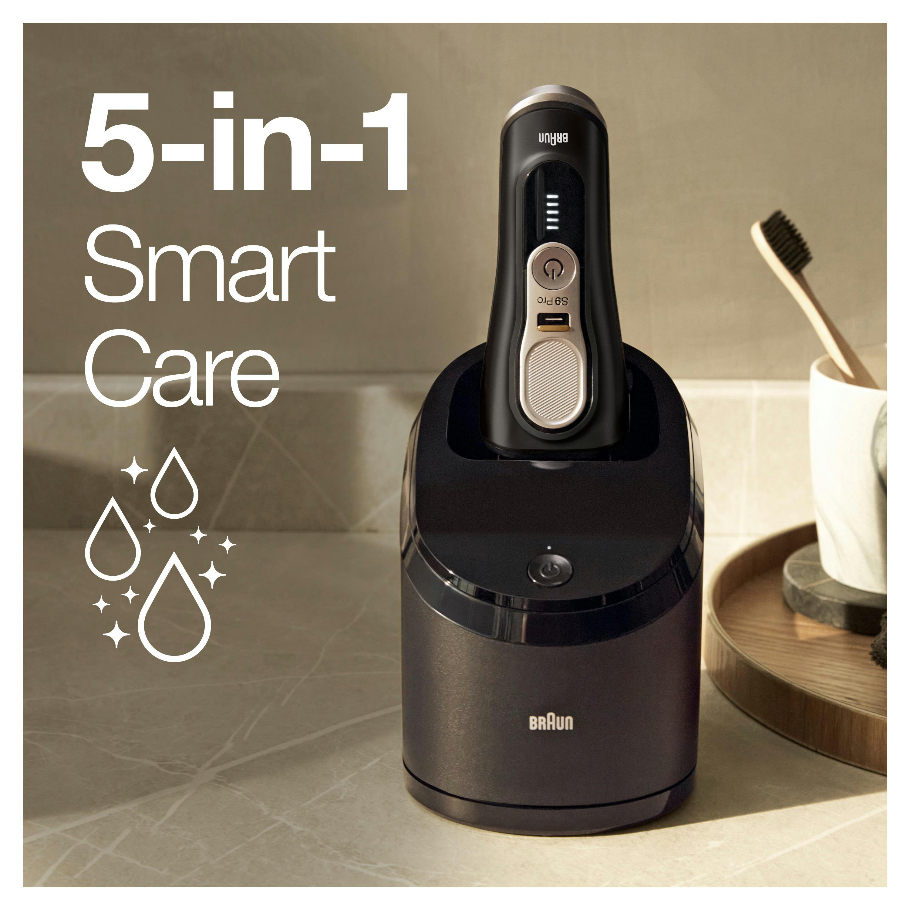 Schwarzer Braun-Rasierer in Ladestation. Text: '5-in-1 Smart Care'. Im Hintergrund eine Zahnbürste.