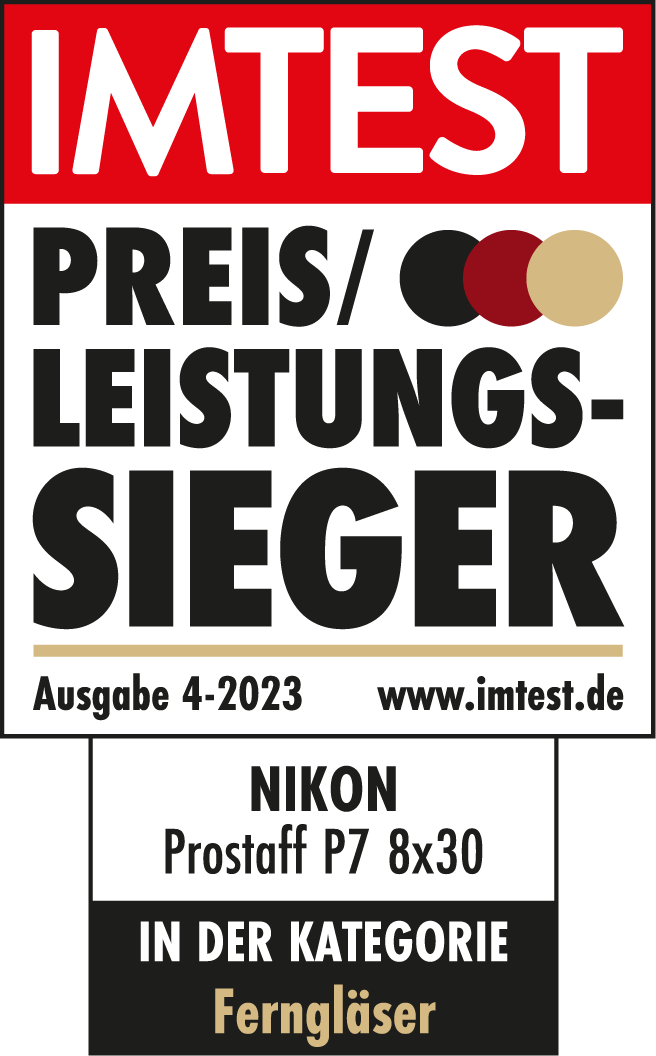 Un panneau avec du texte en allemand. Il dit IMTEST, PREIS/LEISTUNGS-SIEGER et NIKON Prostaff P7.
