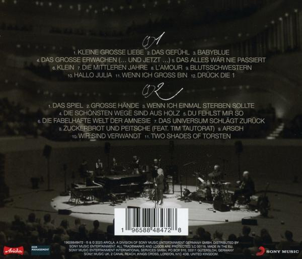 Rückseite einer CD mit Texten, Konzertfoto und Barcode am unteren Rand.