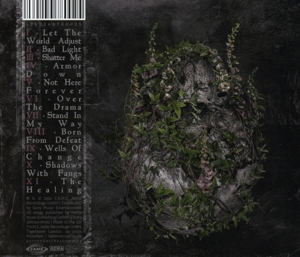 Die Rückseite einer CD mit Songtiteln und einem dekorativen, mit Pflanzen bedeckten Schädel.