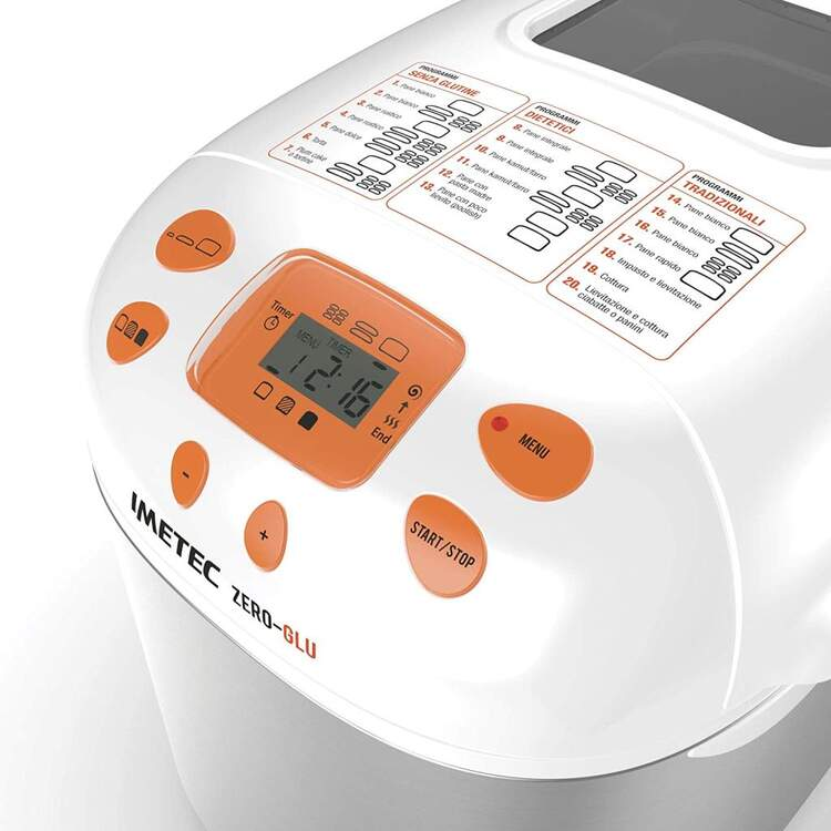 Primer plano de una panificadora blanca y naranja con botones y pantalla digital que muestra la hora.