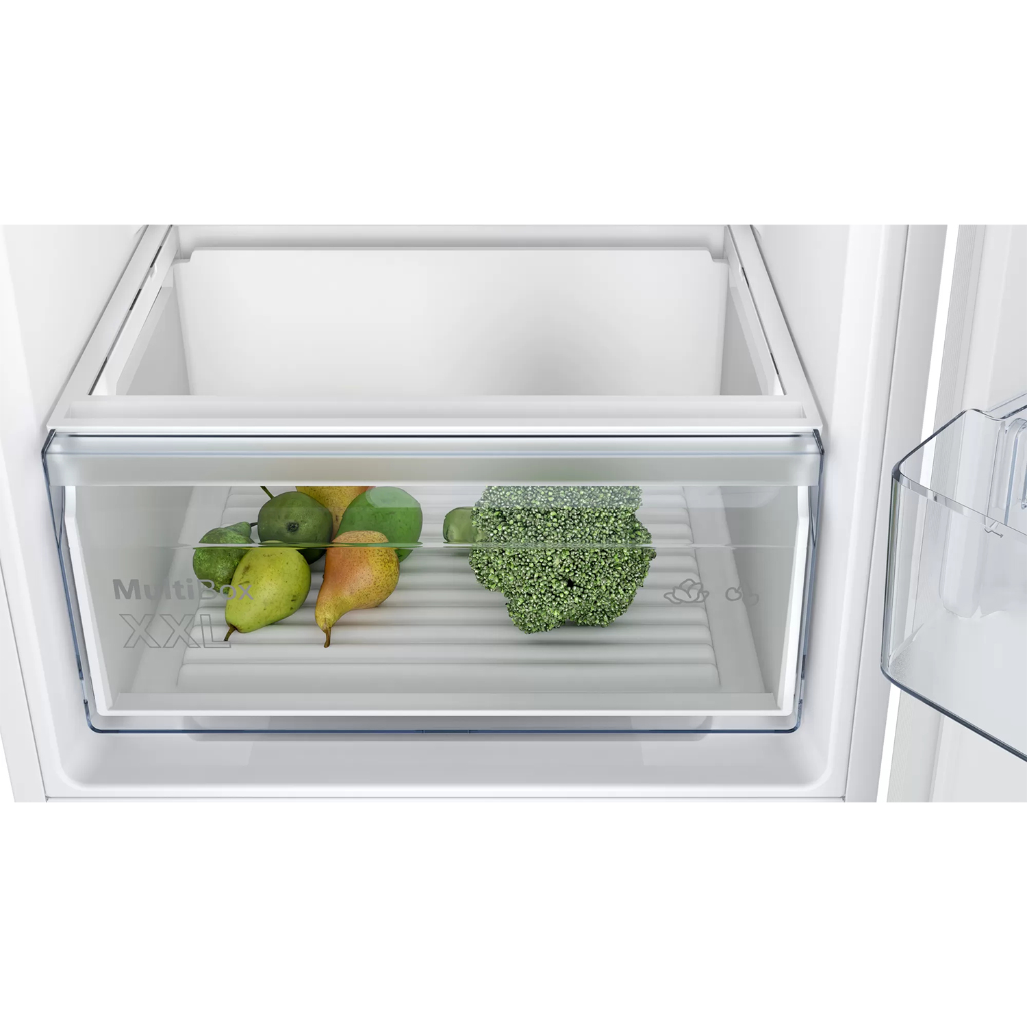 Interno del frigorifero che mostra un cassetto per prodotti freschi. Pere, broccoli e altri articoli sono visibili.