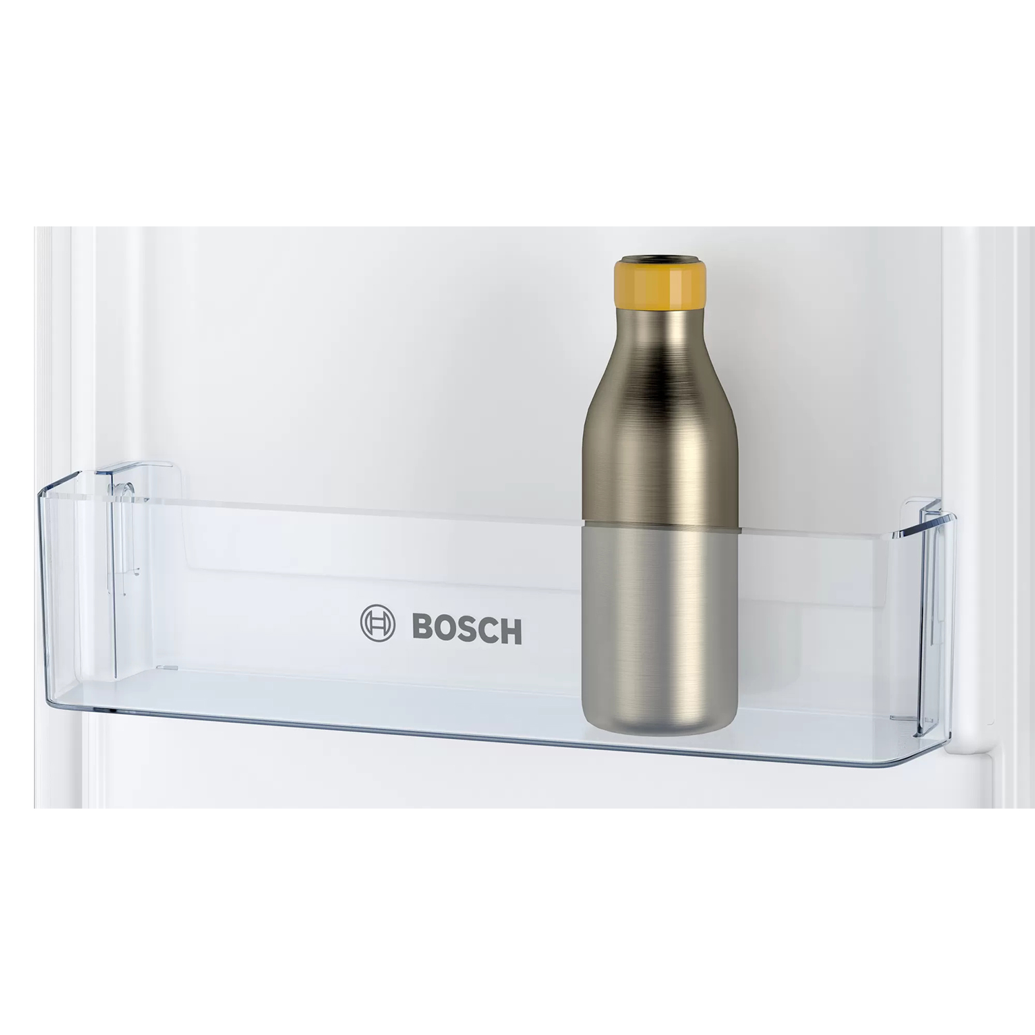 Una bottiglia d'acqua in acciaio inossidabile con tappo giallo all'interno di un ripiano trasparente del frigorifero con il logo Bosch.
