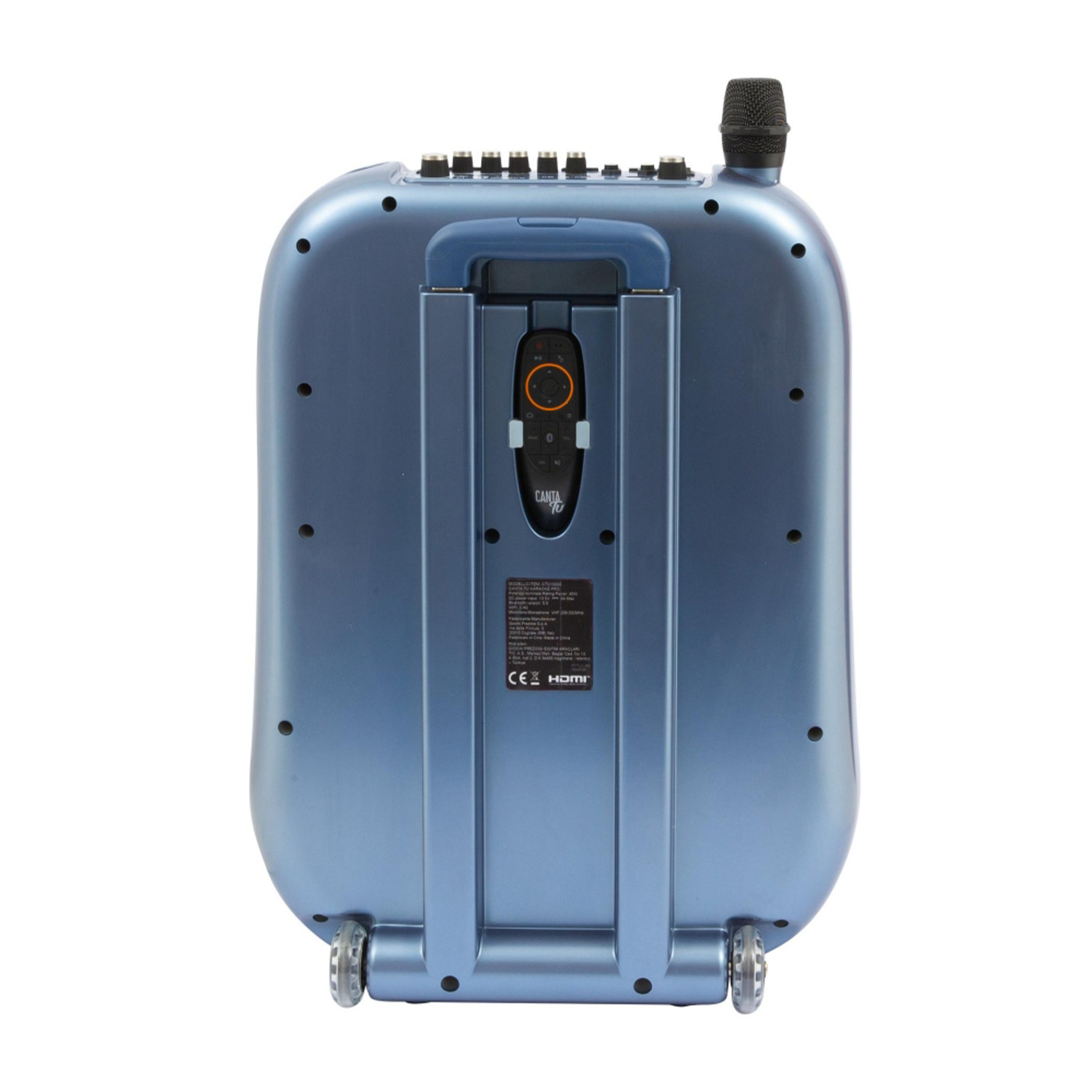 Altoparlante portatile blu con ruote e maniglia. Include pulsanti, un microfono e porte.