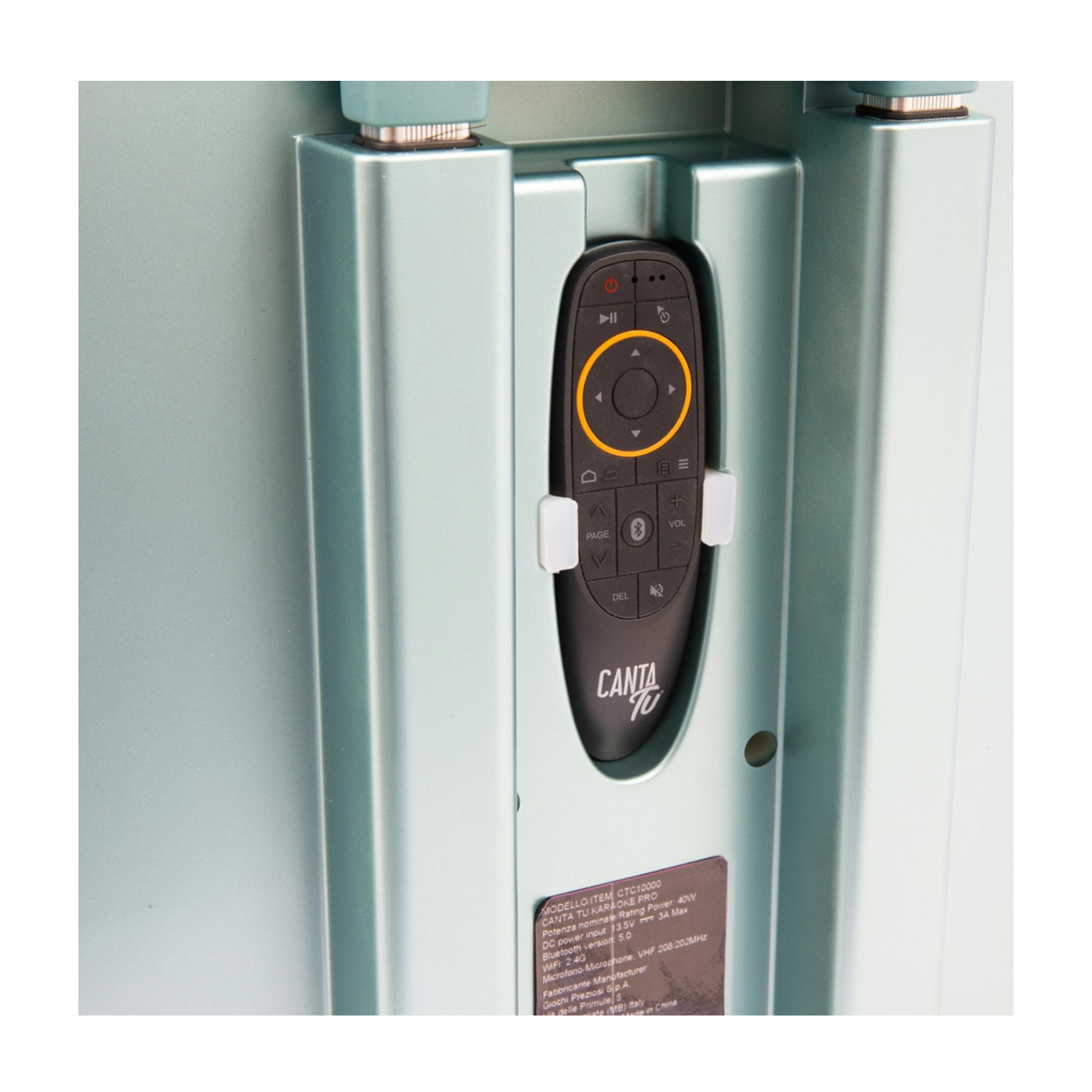 Telecomando nero con pulsanti, montato su un pannello turchese.
