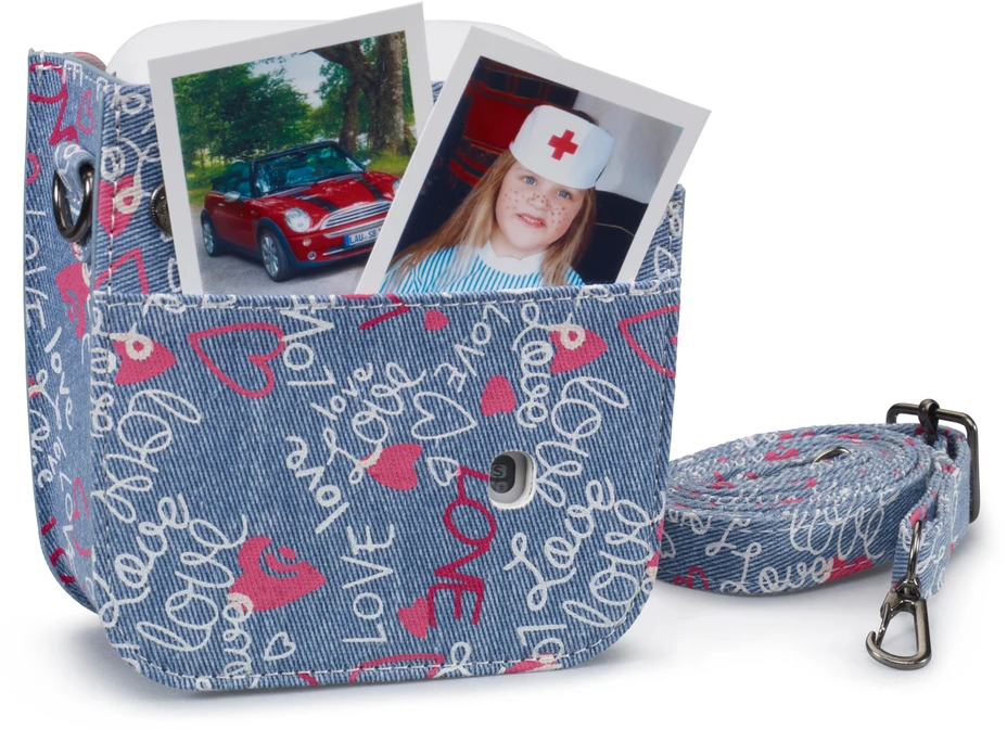 Eine Tasche im Denim-Stil mit Fotos und einem Riemen, mit Text zum Thema Liebe.