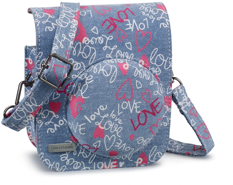 Blaue Jeans-Kameratasche mit rosa Herzen, weißem Text. Silberner Riemen und Verschluss.