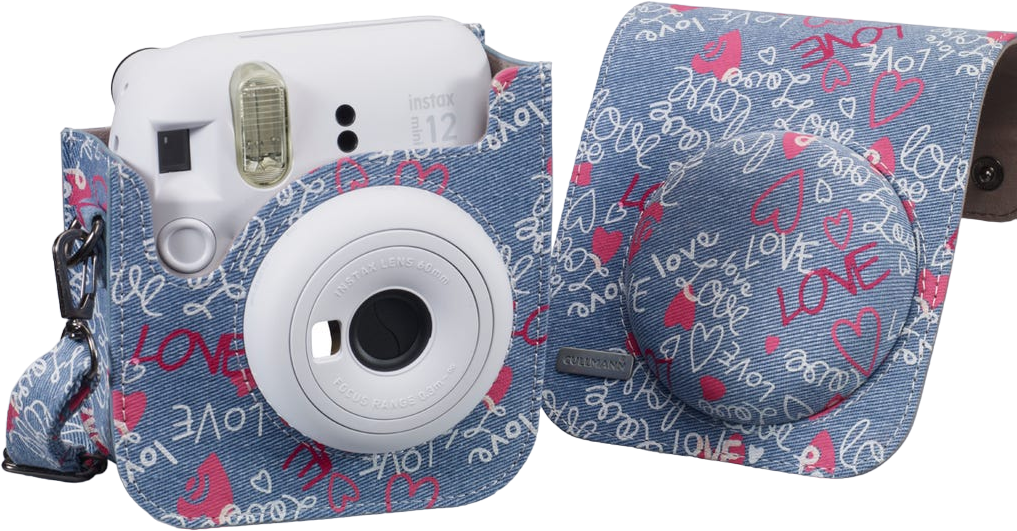 Weiße Instax-Kamera in gemusterter Hülle. Die Hülle hat Denim-Look mit dem Wort LOVE.