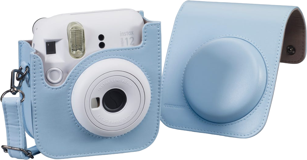 Eine hellblaue Fujifilm Instax Mini 12 Kamera mit passender Hülle.