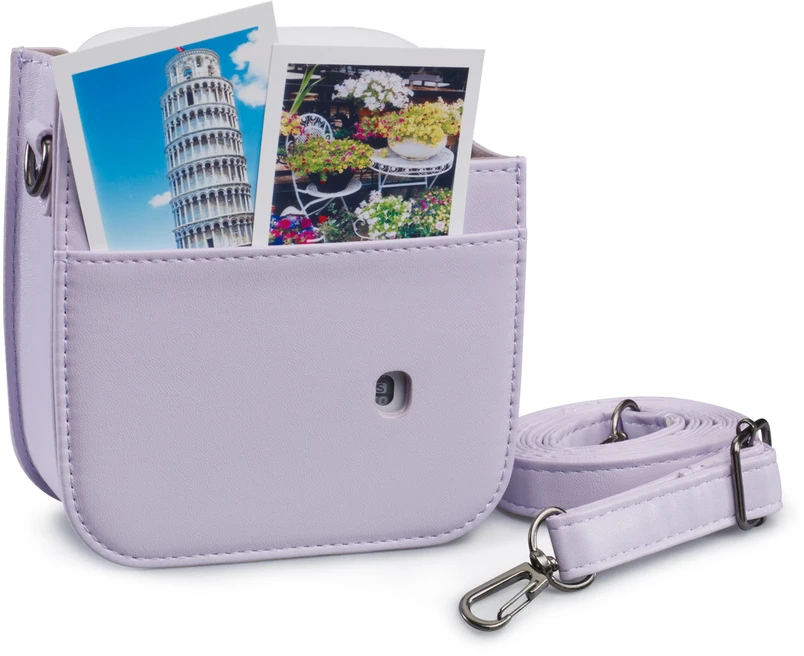 Eine hellviolette Kameratasche mit zwei Fotos, ein Gurt ist an der Seite. Ein Foto zeigt einen Turm.