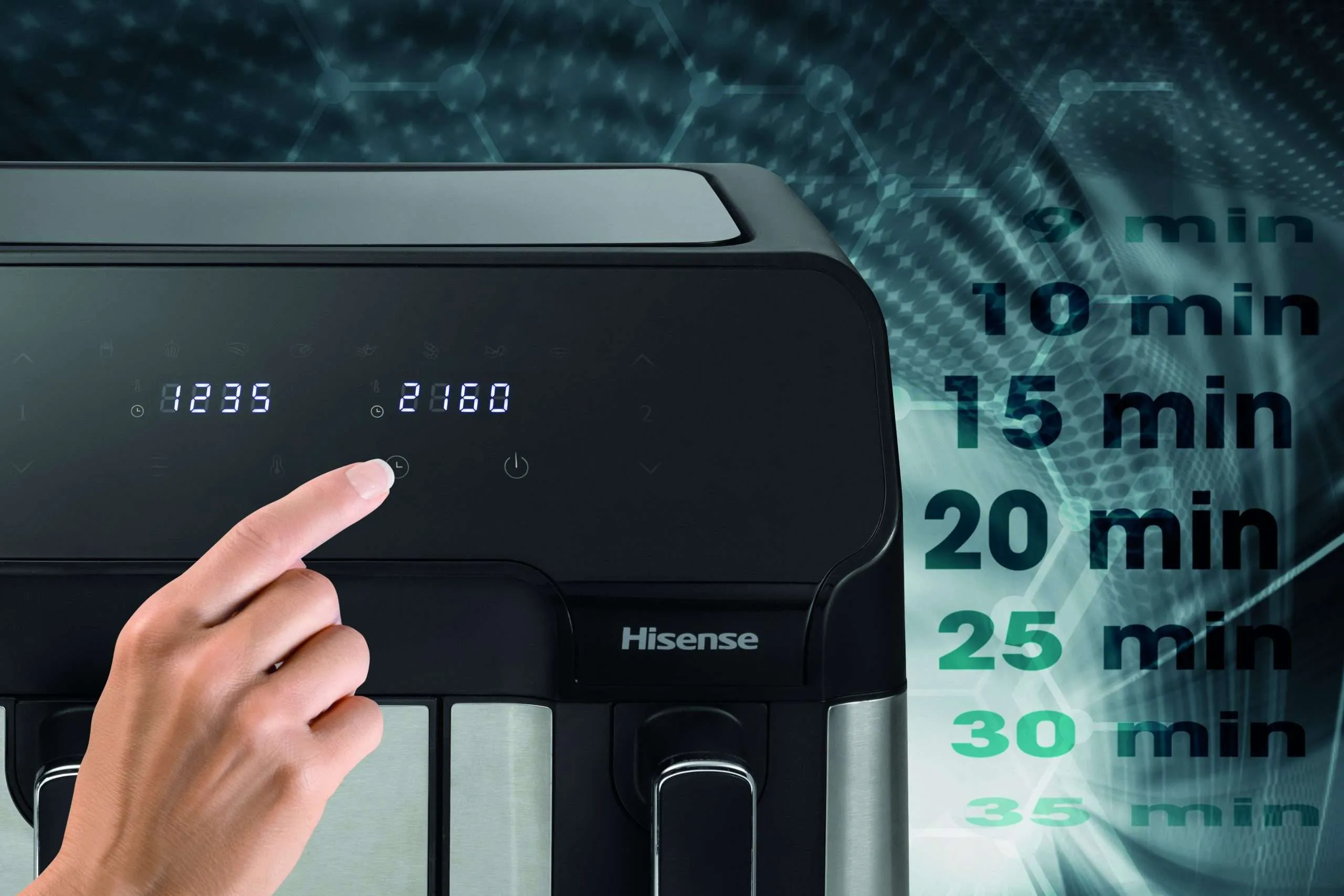 Egy kéz megnyomja az időzítő gombot egy fekete-ezüst színű air fryer-en.