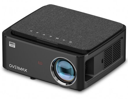 Czarny projektor z materiałowym wierzchem, widoczne obiektyw i przyciski, białe tło.