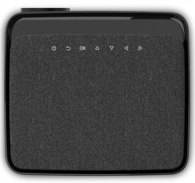 Czarne urządzenie w kształcie kostki z przyciskami na górze. Ma teksturowaną powierzchnię.