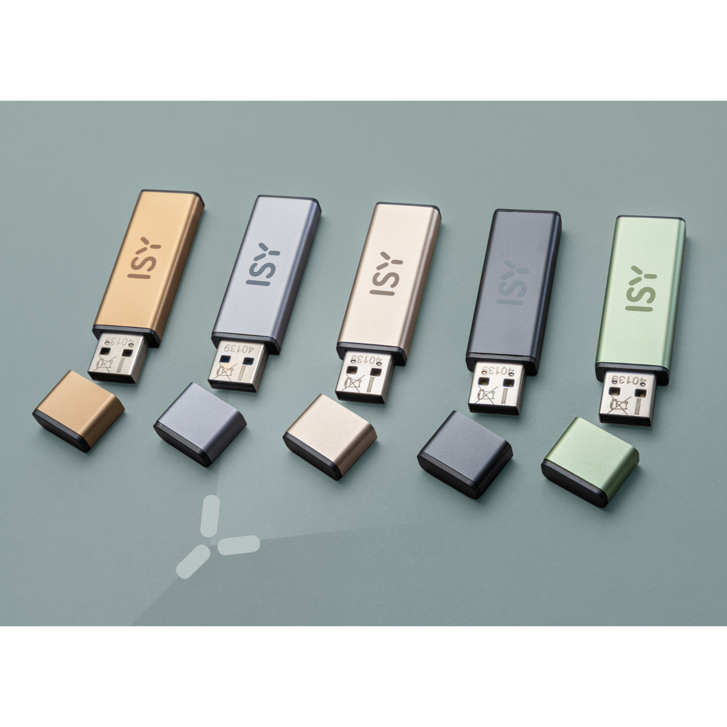 Meerdere USB-sticks in verschillende kleuren, met open doppen, op een grijze ondergrond.