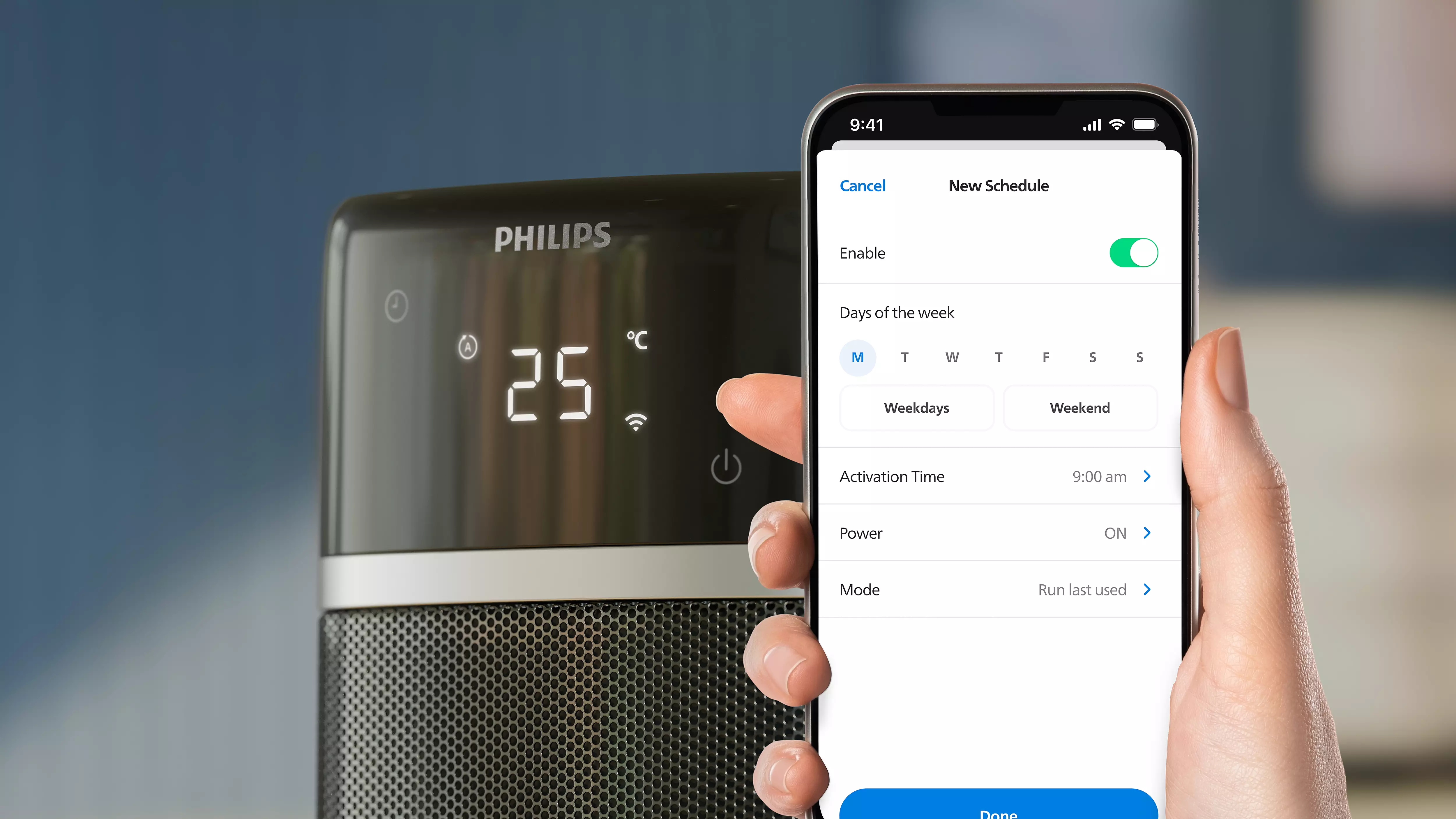 Eine Hand, die ein Telefon mit einer Smart-Home-App-Oberfläche hält.