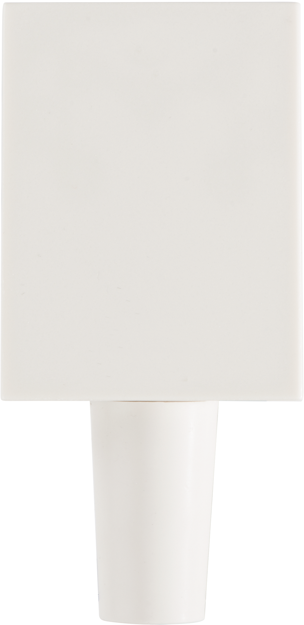 Witte lamp met een rechthoekige kap en een cilindrische voet. Geïsoleerd op witte achtergrond.