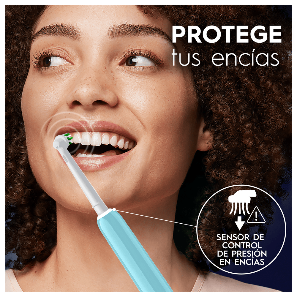 Mujer cepillándose los dientes. Cepillo de dientes azul en uso, primer plano.