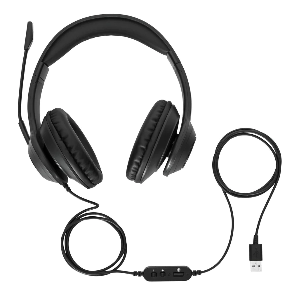 Auriculares negros con micrófono y cable USB sobre fondo blanco.