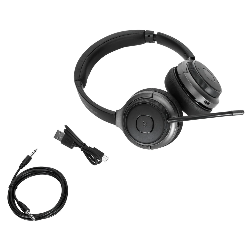 Auriculares negros con micrófono y cables. Fondo blanco. Vista cenital.