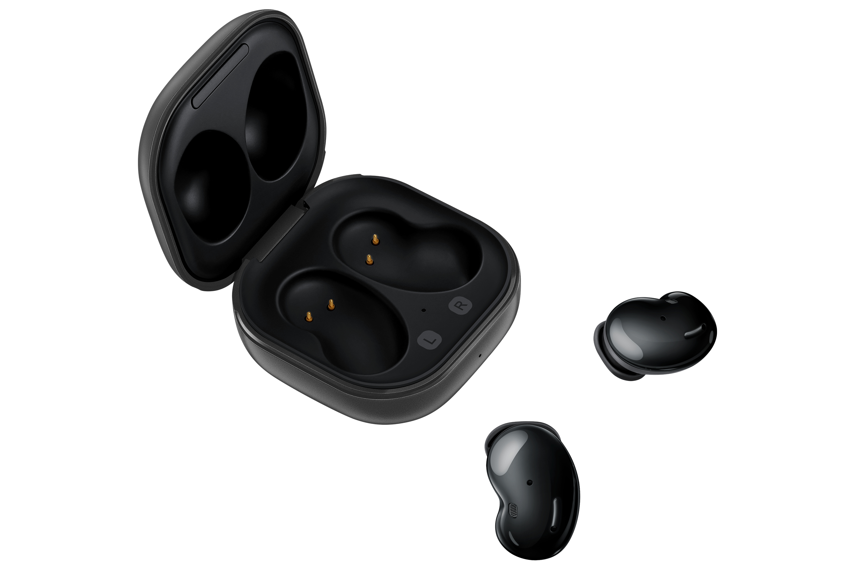 Estuche negro Samsung Galaxy Buds abierto, mostrando las ranuras de carga. Dos auriculares cerca.