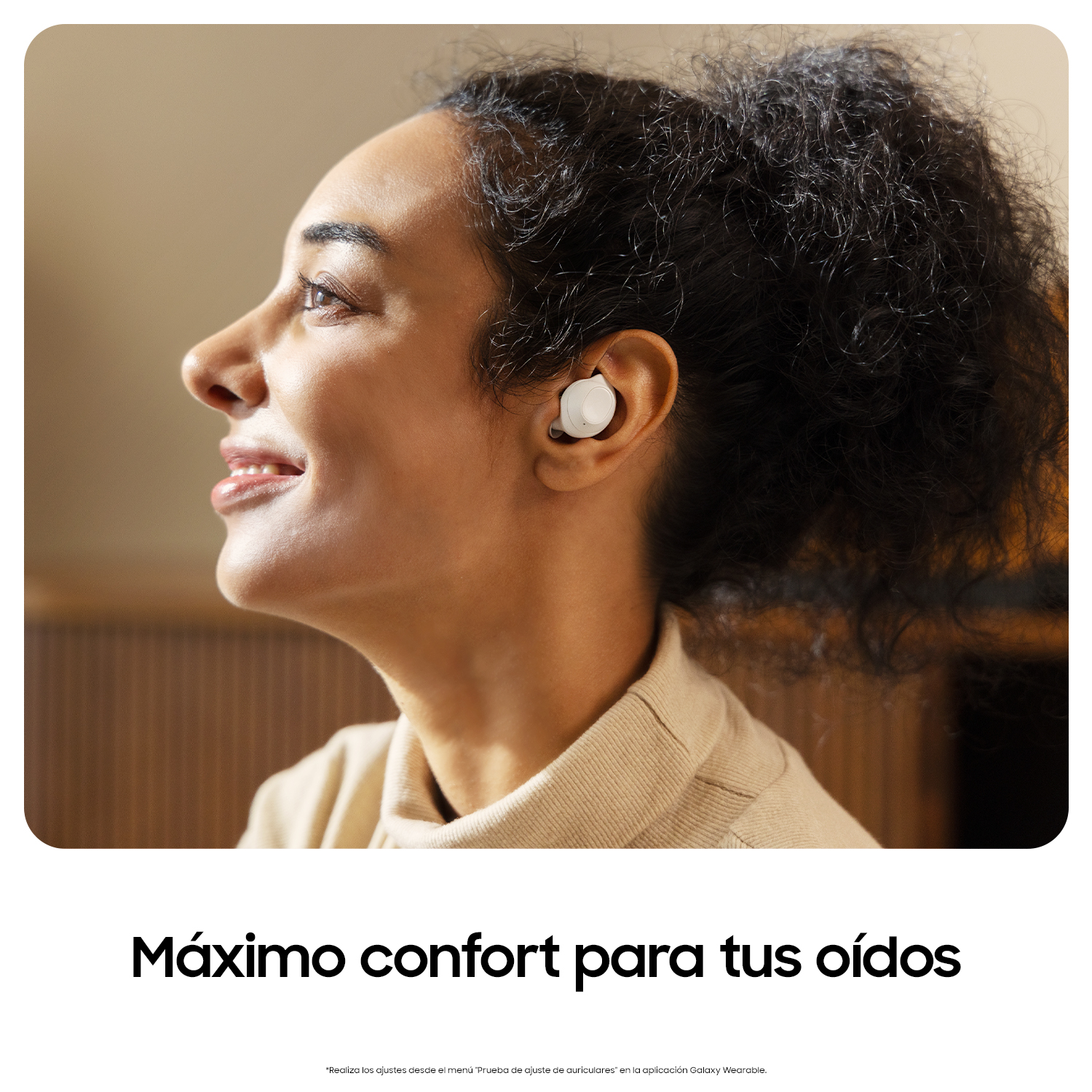 Una mujer sonriente que lleva auriculares blancos.
