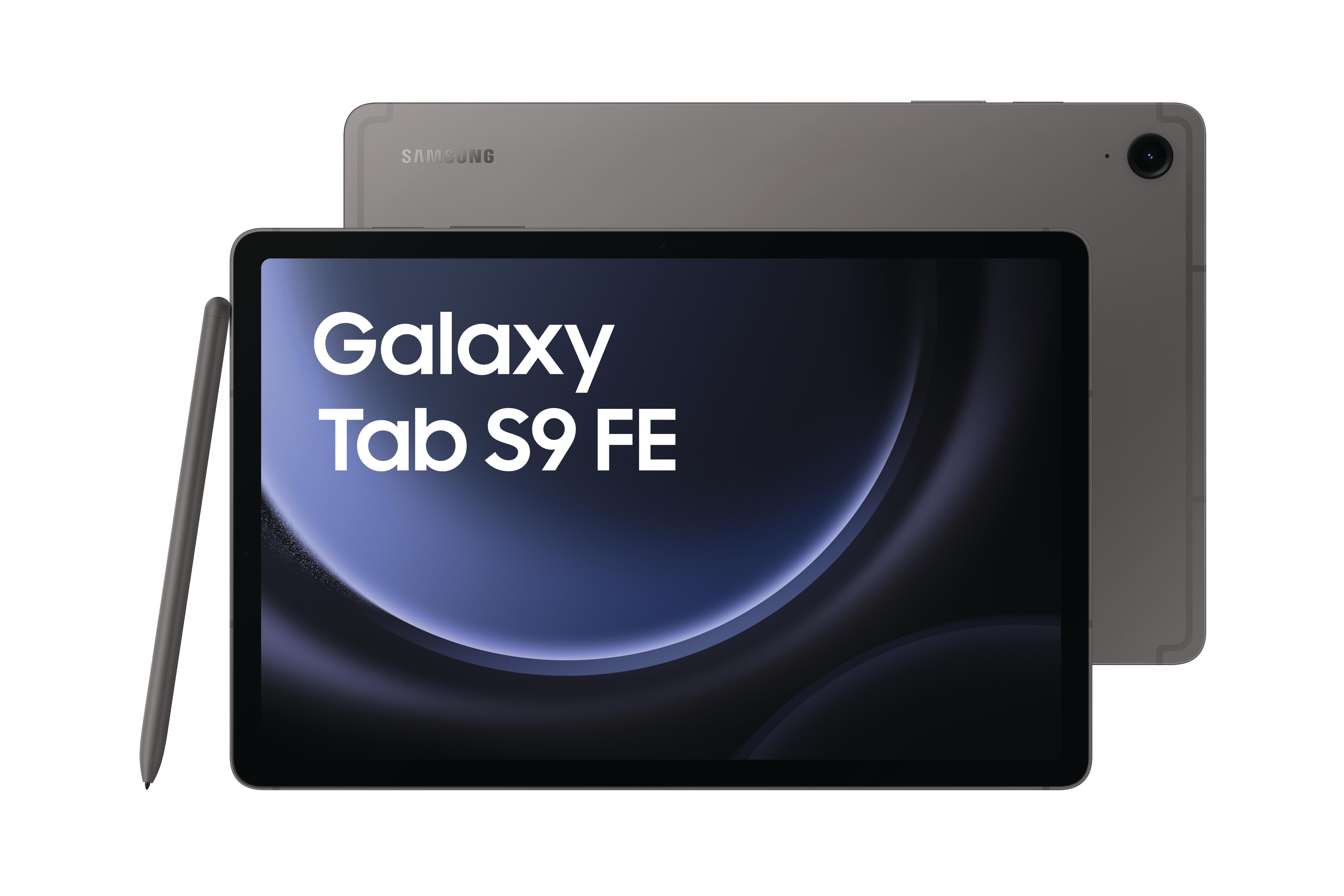 Ein graues Tablet mit dem Galaxy Tab S9 FE-Logo auf dem Bildschirm. Ein Stift liegt daneben.