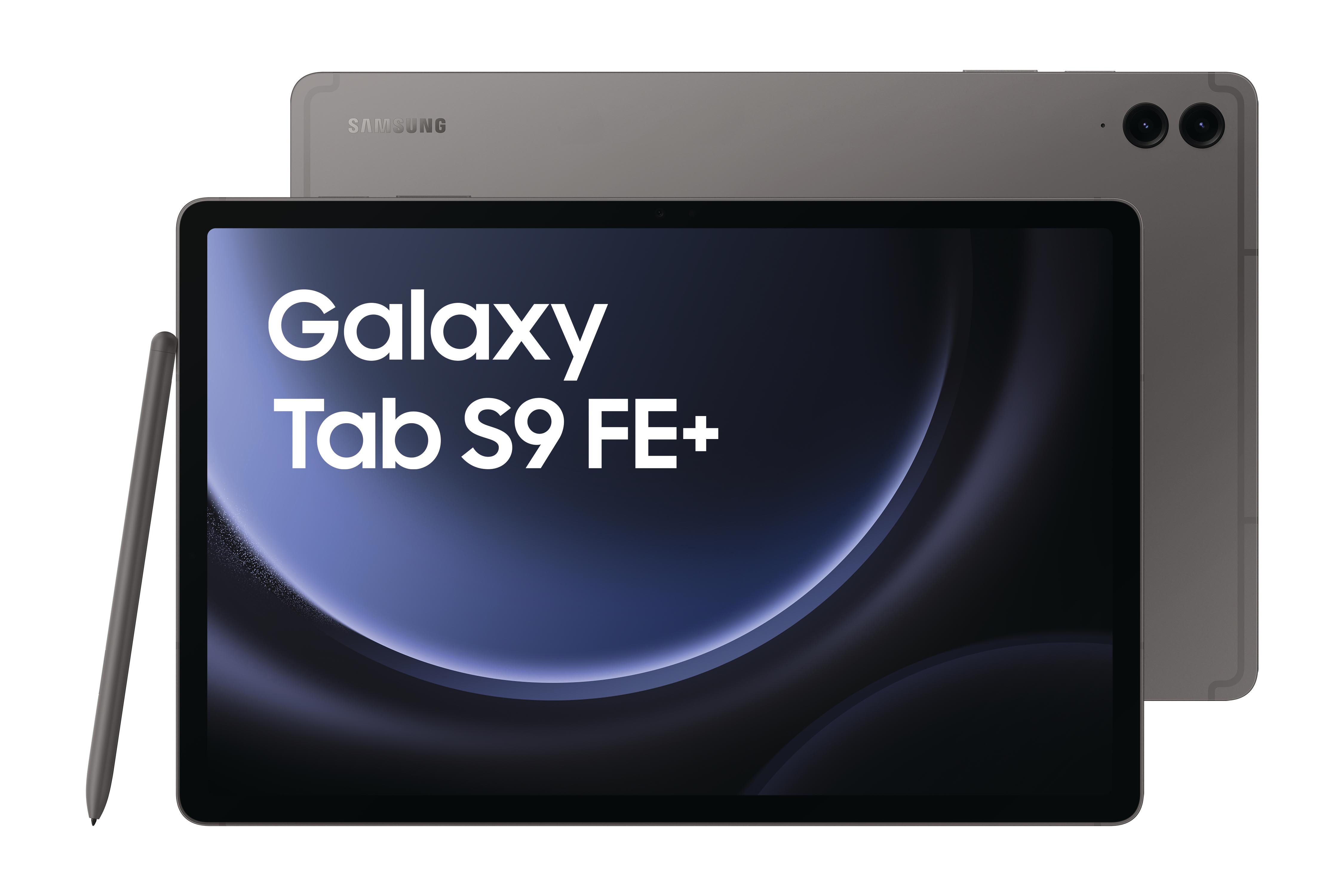 Ein graues Tablet mit Galaxy Tab S9 FE+ auf dem Bildschirm. Ein Stift links.