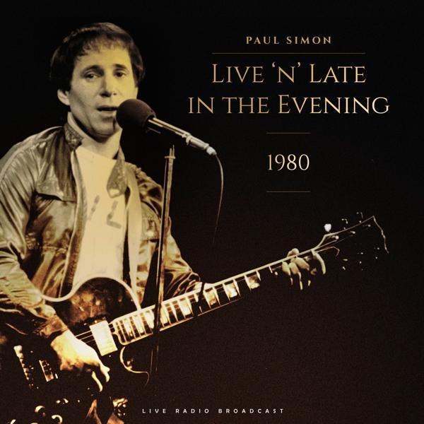 Paul Simon a színpadon, gitározik a 'Live 'N' Late' albumhoz.