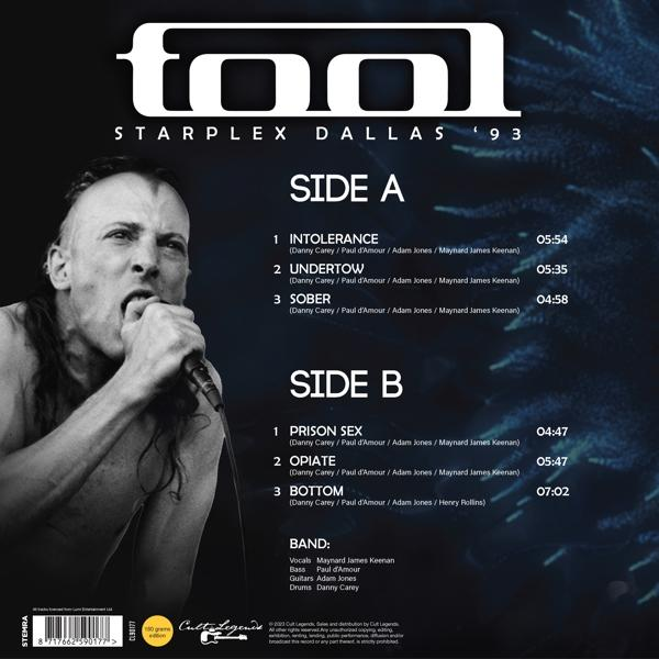 Tool együttes album borítója. Egy férfi énekel mikrofonnal. Fekete-fehér, szöveggel.